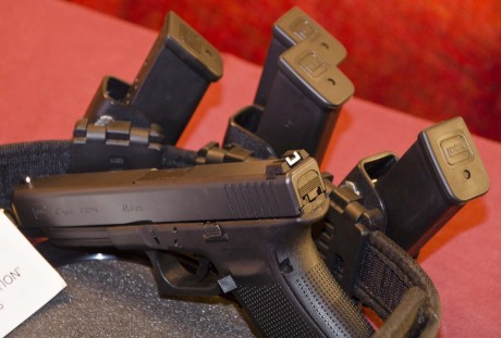 *  PISTOLA SEMIAUTOMÁTICA GLOCK 41 GEN 4 en CALIBRE 45 ACP . (Debe de ser única o de las pocas que han 22