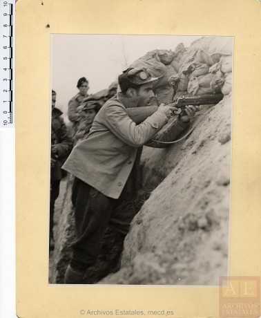 Como me gustan mucho las fotografías antiguas y ha salido un tema con fotos de la I Guerra Mundial, hago 00