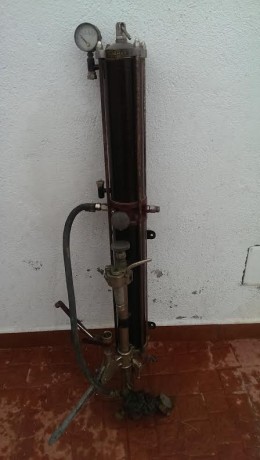 Cambio o Vendo maquina de recargar cartuchos de munición, parece que es hidraulica, no se si le falta 00