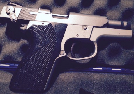 Hola
Un compañero me pide que ponga el anuncio para esta Pistola SMITH & WESSON, modelo 6906, CALIBRE 01