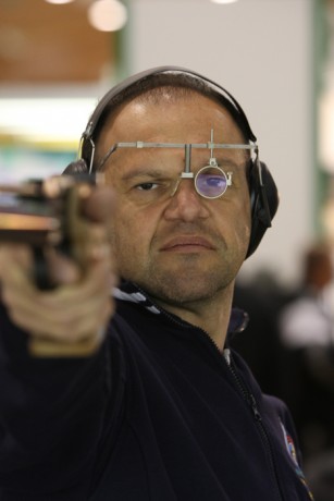 Hola compañeros.

Tengo un problema con la forma de apuntar.
Soy diestro y mi ojo dominante es el izquierdo.
La 10