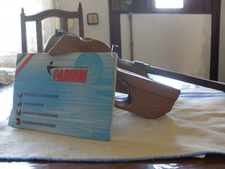 La pistola es antigua pero bien conservada. Empuñadura original y otra adaptada. Contiene libro original. 01