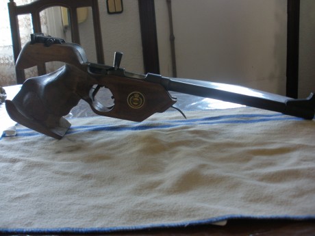 La pistola es antigua pero bien conservada. Empuñadura original y otra adaptada. Contiene libro original. 00