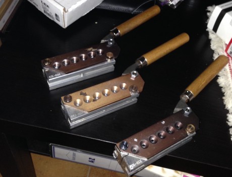 Hola,
Vendo los tres moldes que se ven en la foto:
- .452 troncocónica de 230grains (45 acp, 45 colt...)

- 00