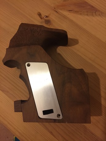vendo esta cacha para la LP10E es una talla M de diestro, es nueva, se saco de la pistola para poner una 01