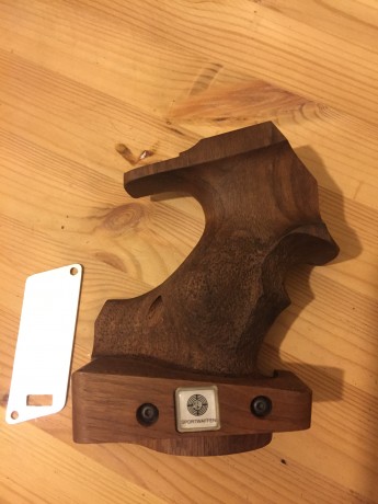 vendo esta cacha para la LP10E es una talla M de diestro, es nueva, se saco de la pistola para poner una 00