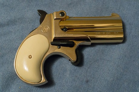 Vendo esta preciosidad, una Derringer fabricada por Rohm (Alemana) en 9mm RK de mi coleccion personal.
Acabado 01
