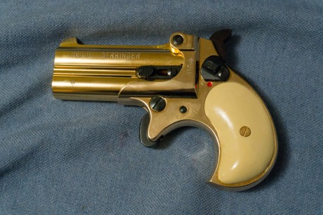 Vendo esta preciosidad, una Derringer fabricada por Rohm (Alemana) en 9mm RK de mi coleccion personal.
Acabado 00