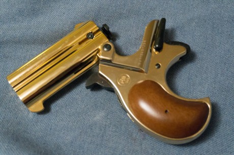 Vendo esta preciosidad, una Derringer fabricada por Rohm (Alemana) en 9mm RK de mi coleccion personal.
Acabado 12