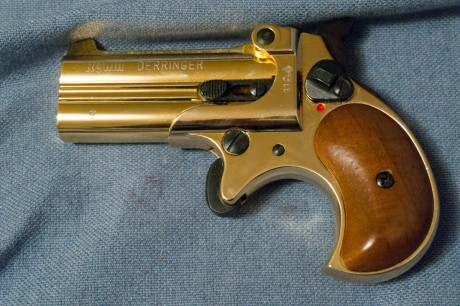 Vendo esta preciosidad, una Derringer fabricada por Rohm (Alemana) en 9mm RK de mi coleccion personal.
Acabado 11