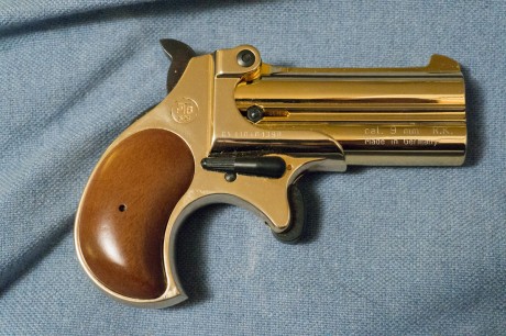 Vendo esta preciosidad, una Derringer fabricada por Rohm (Alemana) en 9mm RK de mi coleccion personal.
Acabado 10