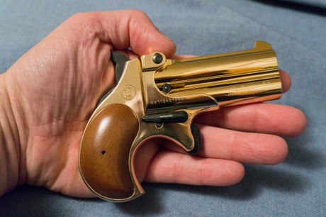 Vendo esta preciosidad, una Derringer fabricada por Rohm (Alemana) en 9mm RK de mi coleccion personal.
Acabado 21