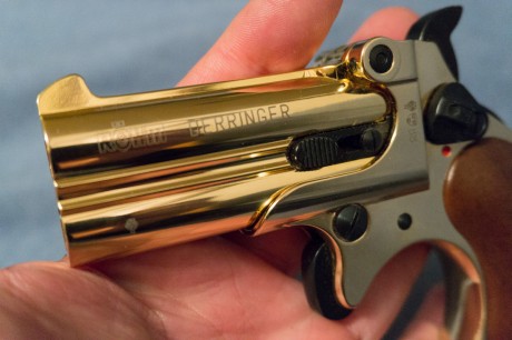 Vendo esta preciosidad, una Derringer fabricada por Rohm (Alemana) en 9mm RK de mi coleccion personal.
Acabado 20