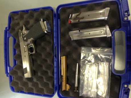 Con dos cañones , uno de 9 m.m. y otro del 40 SW . Todos los accesorios para el cambio de calibre .
Tres 02