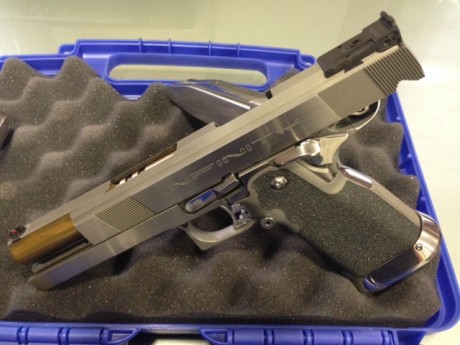 Con dos cañones , uno de 9 m.m. y otro del 40 SW . Todos los accesorios para el cambio de calibre .
Tres 01