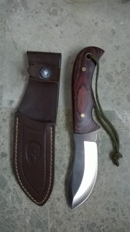 Muela Sioux
Nuevo, sin uso, nunca afilado
Hoja ......  10cm
Espesor...   4mm
Largo total ... 21,8 cm

40 00