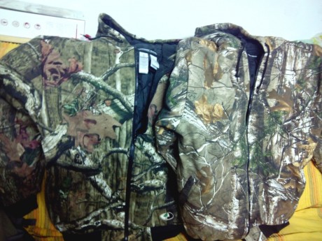 vendo unas chaquetas o sudaderas con capucha, llevan un poco de aislante,   es silenciosa,  repele el 02