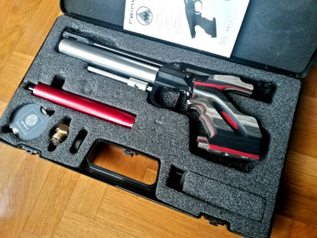 Pues eso, que vendo o cambio por alguna otra arma de mi interés, esta estupenda pistola de Feinwerkbau, 00