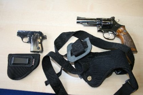 Vendo un revolver del 38, marca LLAMA, modelo Comanche, con funda sobaquera, munición.
También una pistola 01