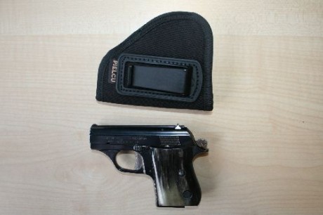 Vendo un revolver del 38, marca LLAMA, modelo Comanche, con funda sobaquera, munición.
También una pistola 00