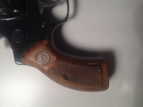 Cambio las cachas originales de un revolver astra 250 por las validas para ese modelo de goma negras o 31