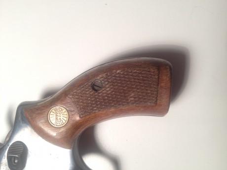 Cambio las cachas originales de un revolver astra 250 por las validas para ese modelo de goma negras o 30