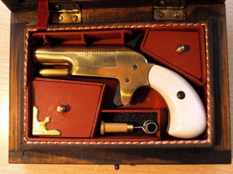 Buenos dias!

Hace un tiempo, pedi ayuda a los foreros  para poder fabricar una caja para mi revolver 162
