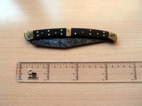 Por arma blanca, pistola inutilizada o algo relacionado con la avancarga. Especial interés por un cuchillo 01