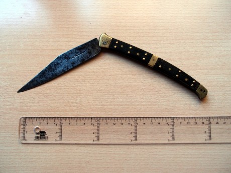 Por arma blanca, pistola inutilizada o algo relacionado con la avancarga. Especial interés por un cuchillo 00