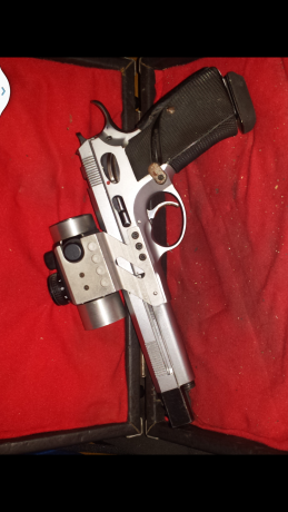 Pistola de Open customizada por Ceferino Masip 9m/m tiene el cañon roto, pero esta guiada, la envio tal 00