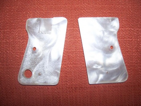 Hola 
vendo varios juegos de cachas originales de fabrica de la Astra CUB en falsa nacarina ( Metacrilato 01