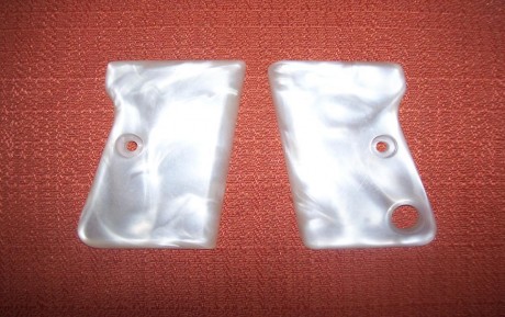 Hola 
vendo varios juegos de cachas originales de fabrica de la Astra CUB en falsa nacarina ( Metacrilato 00