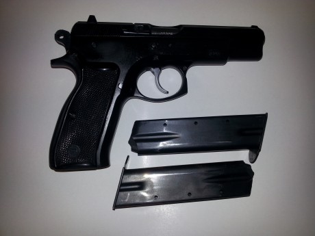 Se Vende Pistola CZ 75 calibre 9 mm. Guiada con licencia tipo F.
Se encuentra en Santander. Tiene muy 01