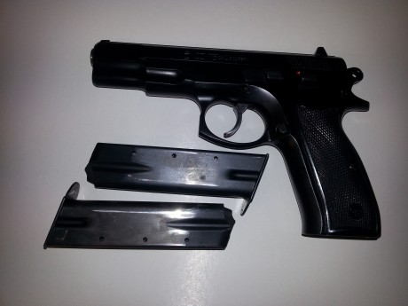 Se Vende Pistola CZ 75 calibre 9 mm. Guiada con licencia tipo F.
Se encuentra en Santander. Tiene muy 00