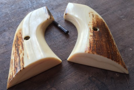 Par de cachas manufacturadas en USA artesanalmente en MARFIL DE MAMUT (cuyo comercio no se halla sometido 11