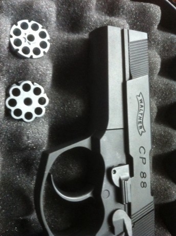 Vendo pistola CO2 de la casa Umarex modelo Walther CP88 a estrenar.
En su maletin con dos cargadores, 02