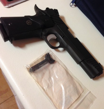 Hola,

Pues eso. Me deshago con pena de mi Armscor 1911 A1 cal 45 ACP.

La pistola tiene instalada alza 01