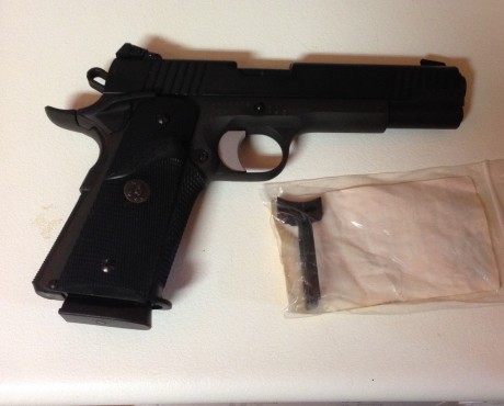 Hola,

Pues eso. Me deshago con pena de mi Armscor 1911 A1 cal 45 ACP.

La pistola tiene instalada alza 00