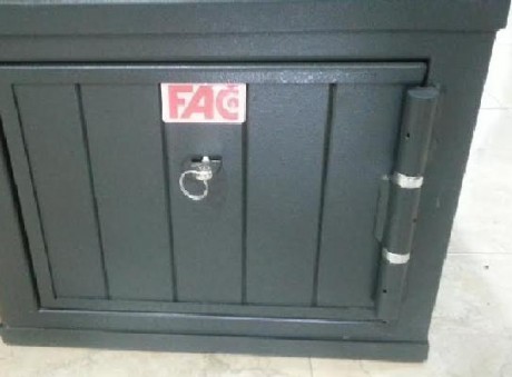 Vendo armero grado III marca FAC modelo Élite, para 3 armas cortas y certificado de homologación.

El 00