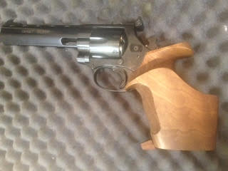 Buenos dias tiradores.
Por 300 Euros mas portes
Vendo revolver del calibre 32.
Estado impecable.
adjunto 00