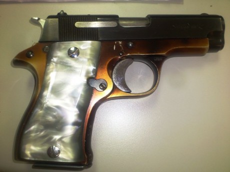 un amigo pone en venta una star dkl calibre 380, o 9 mm corto.  quiere 200 euros por ella. solo tiene 01