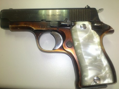 un amigo pone en venta una star dkl calibre 380, o 9 mm corto.  quiere 200 euros por ella. solo tiene 00