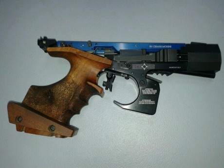 Ahora ofrezco esta otra 
por 800 Euros Pistola MG 22 ELECTRONICA
Esta en perfecto estado de revista
Cacha 02