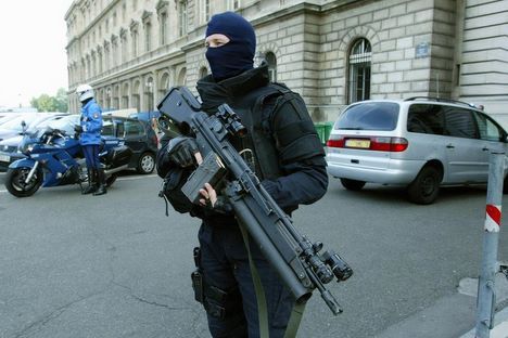 hola compañeros,m gustaria crear una encuesta para saber q variante de los fusiles de asalto cetme y ak-47 100
