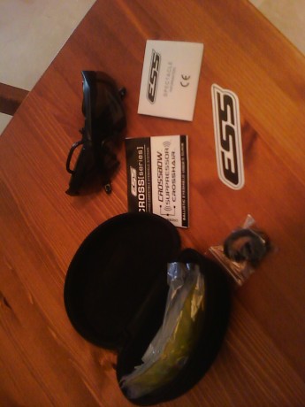 Vendo gafas ese modelo crossbow, me las dieron en el ejército, las gafas están nuevas.
El precio es de 00