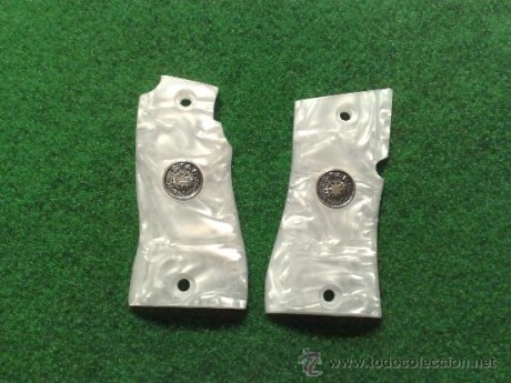 Vendo cachas de nacarina para pistola star 9 corto por 60 euros. 00