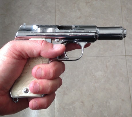 Pistola Astra 3000 en perfecto estado 9 mm corto. De color plateada con dos cargadores. Muy bonita. Dispara 60