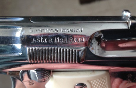 Pistola Astra 3000 en perfecto estado 9 mm corto. De color plateada con dos cargadores. Muy bonita. Dispara 70