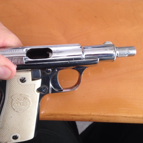 Pistola Astra 3000 en perfecto estado 9 mm corto. De color plateada con dos cargadores. Muy bonita. Dispara 90