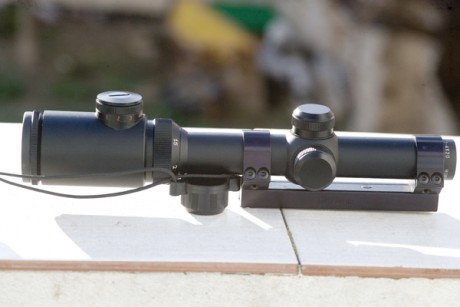 Vendo visor de batida marca Akko Hunter 1-4x20, con monturas de carril fijas B-Square. 02
